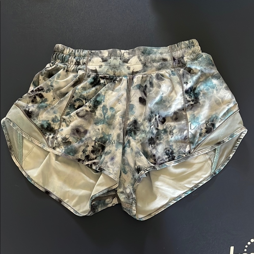 Lululemon Hotty Hot Low-Rise shorts 2.5 length